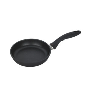 מחבת אינדוקציה Swiss Diamond XD בקוטר 24 ס"מ עם ציפוי יהלומים מקצועי על רקע לבן.