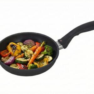 רקות אנטיפסטי צבעוניים (פלפלים, קישואים ובצל) קלויים בתוך מחבת סוויס דיאמונד 24 ס"מ על רקע לבן.