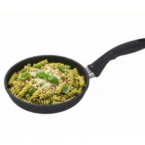 פסטה ברוטב פסטו וצנוברים מוגשת בתוך מחבת Swiss Diamond 26 ס"מ המצופה בציפוי XD נון-סטיק.