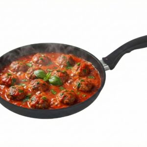 תבשיל קציצות ברוטב עגבניות עשיר בתוך מחבת Swiss Diamond 28 ס"מ, צרובה על רקע לבן אחיד.