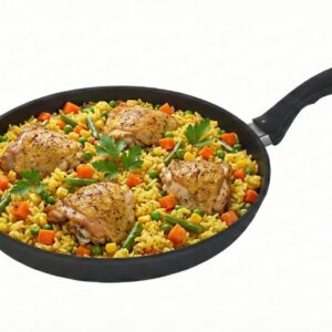 ארוחת עוף ואורז משפחתית בתוך מחבת Swiss Diamond 32 ס"מ, המדגימה את הקיבולת העצומה של הכלי.