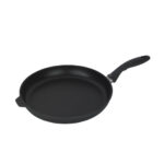 מחבת 32 ס"מ Swiss Diamond מסדרת XD עם ידית עזר נגדית וציפוי יהלומים, בצילום מוצר נקי.