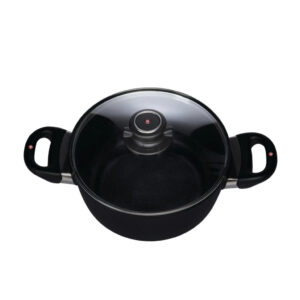 מבט על של סיר Swiss Diamond קוטר 20 ס"מ עם מכסה זכוכית שקוף ופתח אדים.