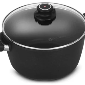 מבט מהצד על סיר גבוה 24 ס"מ Swiss Diamond עם מכסה זכוכית מחוסמת.