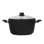 סיר גבוה 28 ס"מ Swiss Diamond סדרת XD בנפח 8 ליטר עם מכסה זכוכית. סיר ענק 8 ליטר מבית סוויס דיאמונד - יציקת אלומיניום עם ציפוי יהלומים. סיר Swiss Diamond XD 28cm גבוה על רקע לבן לאירוח וחגים. כלי בישול שוויצריים: סיר 8 ליטר יוקרתי עם ידיות עמידות לתנור.