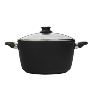 סיר גבוה 28 ס"מ Swiss Diamond סדרת XD בנפח 8 ליטר עם מכסה זכוכית. סיר ענק 8 ליטר מבית סוויס דיאמונד - יציקת אלומיניום עם ציפוי יהלומים. סיר Swiss Diamond XD 28cm גבוה על רקע לבן לאירוח וחגים. כלי בישול שוויצריים: סיר 8 ליטר יוקרתי עם ידיות עמידות לתנור.