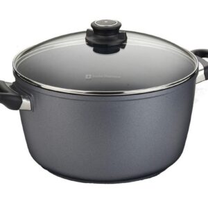 סיר גבוה 28 ס"מ Swiss Diamond בנפח 8 ליטר במבט זוויתי.