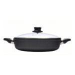 מבט מהצד על סיר סוטאז' Swiss Diamond XD Induction בקוטר 24 ס"מ עם מכסה זכוכית.