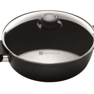 מבט עילי לסיר נמוך 24 ס"מ Swiss Diamond המציג את מכסה הזכוכית והידיות.