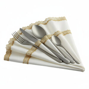 סט סכו"ם Salvinelli Princess Ice מונח בתוך מפית בד לבנה מעוטרת בתחרה ופס זהב יוקרתי.