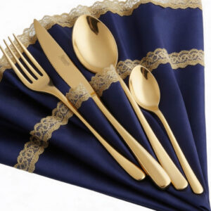 סט סכו"ם Salvinelli Princess Gold מונח בתוך מפית בד כחולה עמוקה (Navy) עם עיטורי תחרה זהובים.