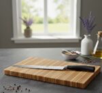 סכין לחם מונחת לצד כיכר לחם פריך על קרש עץ מלא באווירה ביתית.