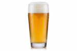 צילום מוצר של כוס בירה עם בועות גז עדינות וקצף סמיך למראה רענן.