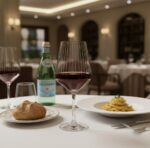 שילוב טעמים: כוס יין אדום לצד פסטה על רקע אווירה ביתית ומזמינה.