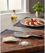 מגרדת גסה Microplane Elite על רקע לבן נקי – מבט חזיתי המציג את להב הנירוסטה המבריק ואת הידית השחורה הארגונומית.