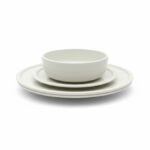 פורצלן RAK איכותי למסעדות - סט צלחות בגוון קרם פנינה. ארוחת דגים ופסטה חגיגית על צלחות פורצלן שמנת מבריק עם סכו"ם כסוף. לזניה איטלקית ופסטה פטוצ'יני מוגשות על סט כלי אוכל יוקרתי מבית RAK.