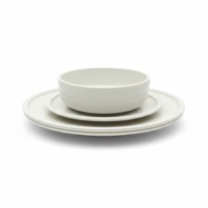 פורצלן RAK איכותי למסעדות - סט צלחות בגוון קרם פנינה. ארוחת דגים ופסטה חגיגית על צלחות פורצלן שמנת מבריק עם סכו"ם כסוף. לזניה איטלקית ופסטה פטוצ'יני מוגשות על סט כלי אוכל יוקרתי מבית RAK.