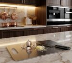 שימוש בקרש חיתוך מתכתי להפשרה מהירה וחיתוך ירקות על דלפק שיש בהיר.