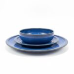 שלישיית צלחות בגדלים שונים מהסדרה הכחולה של RAK על רקע לבן קלאסי.