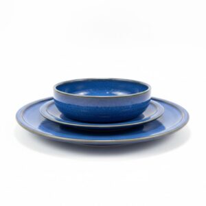 שלישיית צלחות בגדלים שונים מהסדרה הכחולה של RAK על רקע לבן קלאסי.