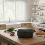 ימוש בסיר ברזל יצוק על כיריים אינדוקציה במטבח מודרני.