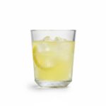 משקה לימונדה צונן עם קרח מוגש בכוס זכוכית מעוצבת מדגם Rayo.
