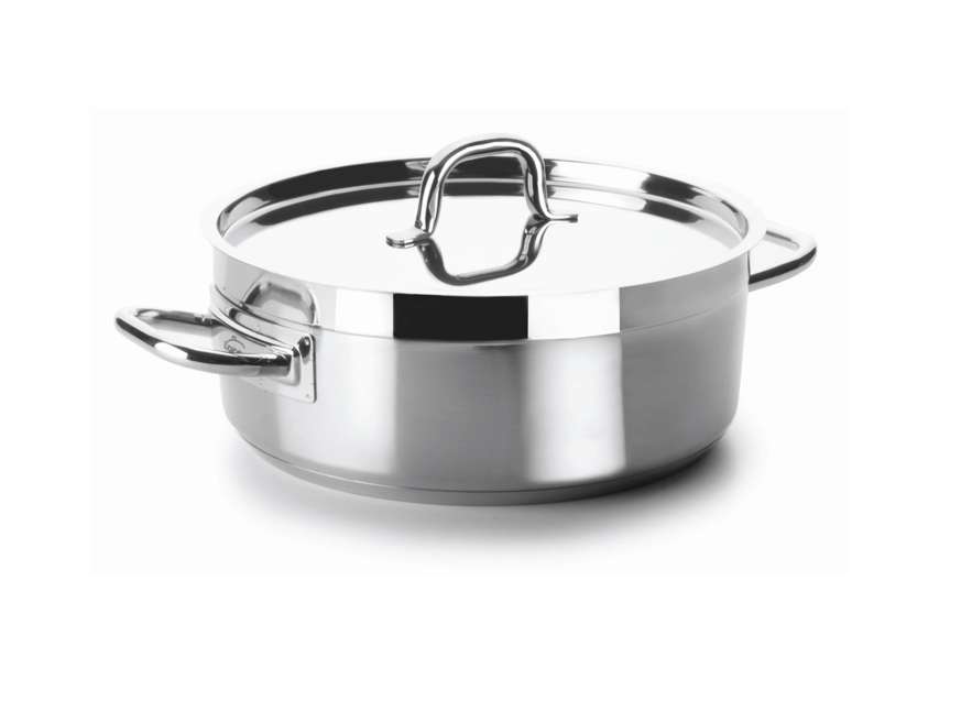 כלי בישול פרמיום מבית Lacor: סיר רחב עם מכסה תואם על רקע לבן נקי סיר נירוסטה 18/10 מקצועי עם מכסה וגימור מוברש תוצרת Lacor ספרד