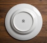 סט צלחות פורצלן Churchill אנגליה 18 חלקים על רקע לבן.