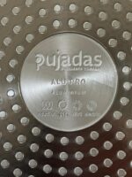 צילום תקריב של בסיס המחבת המציג את לוגו המותג Pujadas ומידות המוצר.