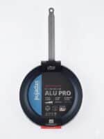 תקריב על ציפוי 3 השכבות של מחבת Alu Pro לעמידות גבוהה במטבחים עמוסים.