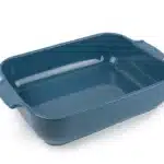 כלי אפייה קרמי צרפתי בגוון כחול ג'ינס עם גימור אמייל מבריק.