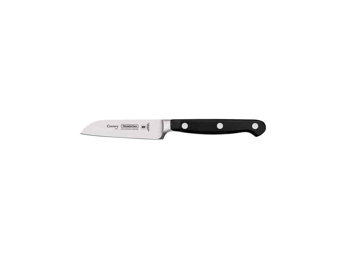 סכין קילוף מקצועית 3 אינץ' של המותג Tramontina על רקע מטבח. סכין קילוף טרמונטינה Century באורך 3 אינץ' עם ידית שחורה ועיגולי אלומיניום.