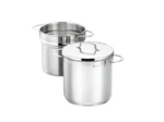 סיר פסטה גבוה מסדרת WMF Mini בקוטר 18 ס"מ עומד על משטח עבודה.