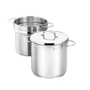 סיר פסטה גבוה מסדרת WMF Mini בקוטר 18 ס"מ עומד על משטח עבודה.