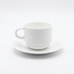 זוג ספלי קפוצ'ינו ותחתיות מפורצלן Bone China לבן של מותג העילית Arthur Krupp על רקע לבן.