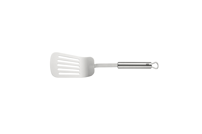 מרית WMF Profi Plus כולל לולאת תלייה מוצגת בצורה אופקית על רקע לבן תקריב על הראש הדק והגמיש של מרית WMF Profi Plus על רקע לבן נקי