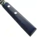 ידית של סכין Yaxell 34600 בגימור מכות פטיש על רקע לבן