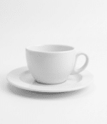 סט 2 ספלי קפה עם תחתית פורצלן לבן מבריק RAK Barista על רקע לבן זוג כוסות קפה 200 מ"ל עם תחתיות מבית RAK על רקע נקי סט ספלי קפה מעוצבים עם תחתית מפורצלן דגם באריסטה צילום מוצר כוסות קפה איכותיות עם תחתית של RAK בגימור מבריק על רקע לבן סט ספלי פורצלן לקפה כולל תחתית ארגונומית על רקע לבן